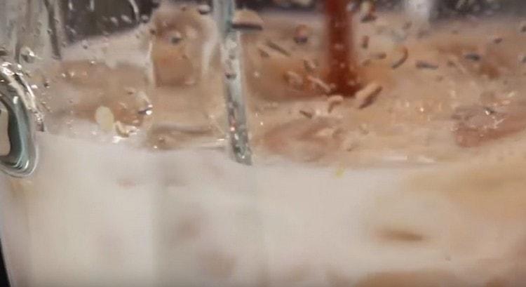 Vi hælder is i blenderen, hæld karamell, mælk og kaffe.