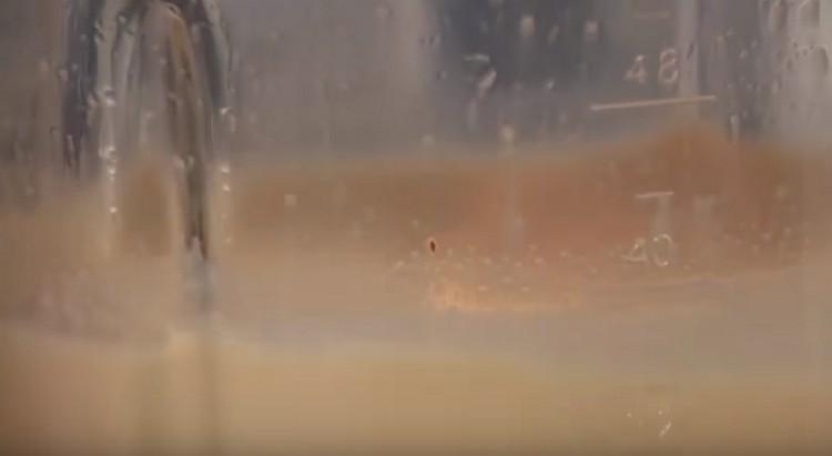 Pisk drikken med en blender.