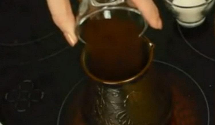 Escalfeu lleugerament el turc i aboqueu-hi cafè.