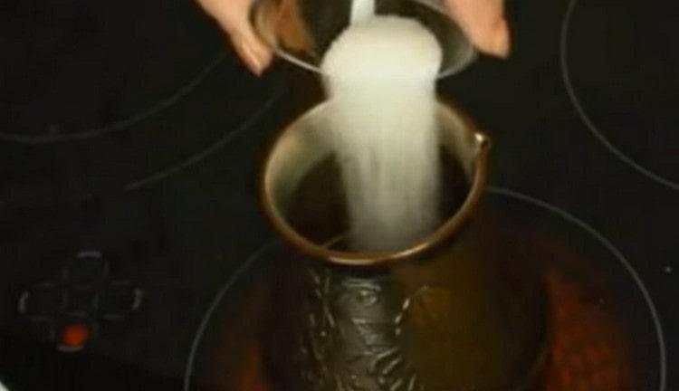 Afegiu immediatament el sucre, aboqueu-hi aigua.