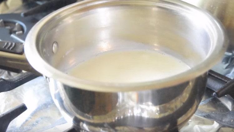 Escalfem la llet, però no deixem bullir.