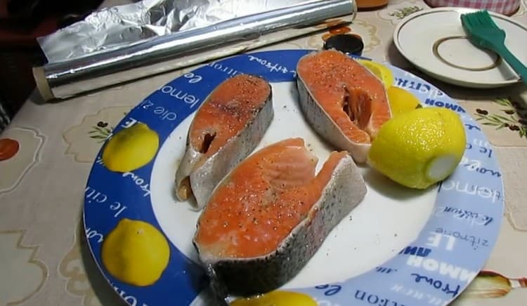 På den anden side skal hver bøf også saltes og peber.