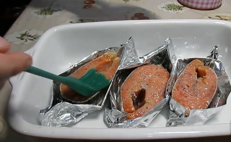 Før de sendes til ovnen, kan hvert stykke fisk igen smøres med vegetabilsk olie.