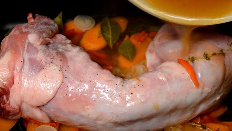 Turnați iepurele cu legume cu bulionul rămas.