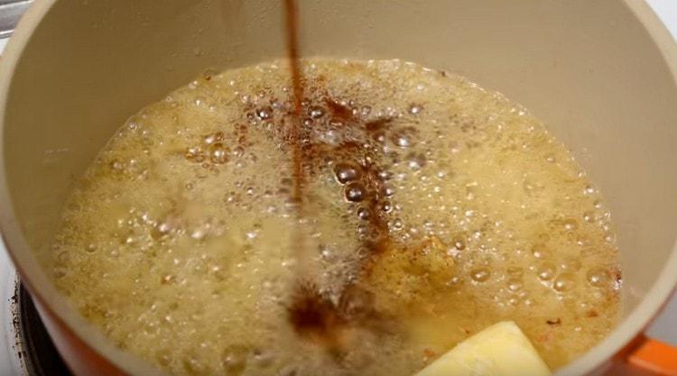 Adăugați sosul de soia, muștar, unt.