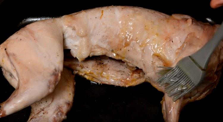 Se unge iepurele terminat cu sos de usturoi și se trimite la cuptor pentru un pic de maro.