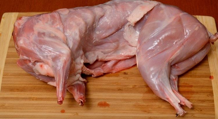 Spălăm iepurele, îl puteți unge în prealabil cu sare și piper.