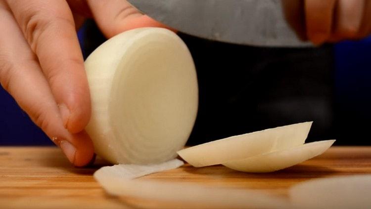 Tăiați ceapa în inele.