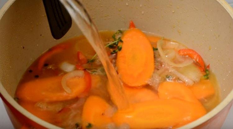 Când vinul s-a evaporat, puteți adăuga apă.