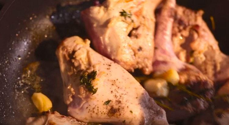 Ajouter le sel, le poivre et le thym.