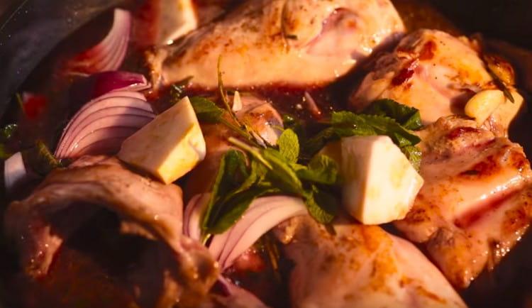 Ajouter le vin rouge dans la casserole, ainsi que le bouillon de légumes.