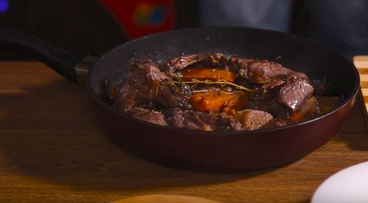 Faites cuire le lapin jusqu'à ce qu'il soit mou.