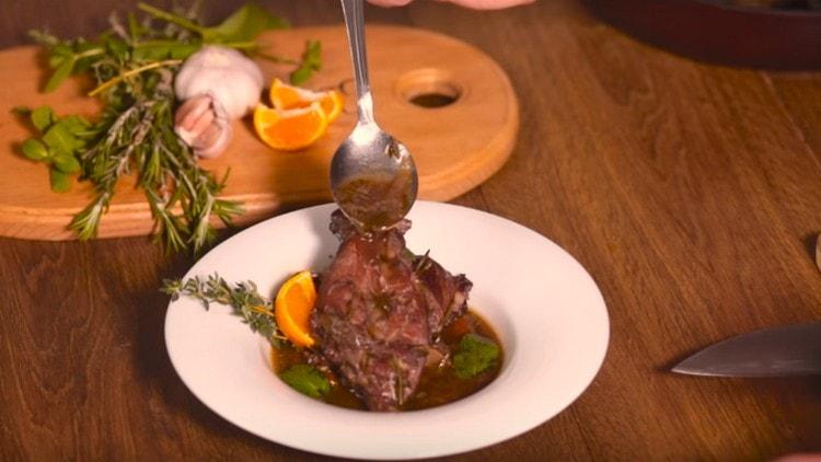 Lapin appétissant dans le vin est prêt.