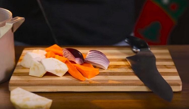 Grosses carottes coupées, oignons, céleri-rave.