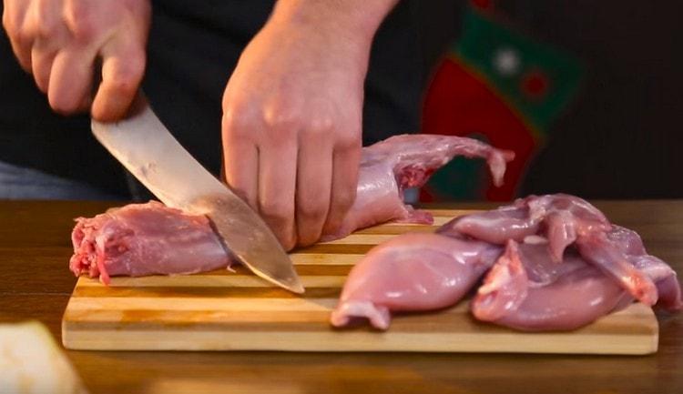 Nous divisons le lapin en portions.