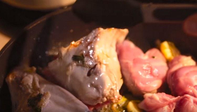 Étalez les morceaux de lapin et faites-les frire afin qu'ils soient dorés.