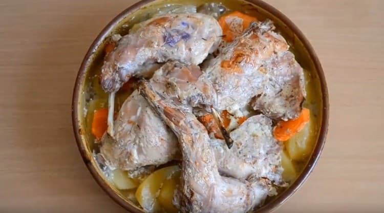 El conill al forn amb patates és un àpat complet saborós i lleuger.