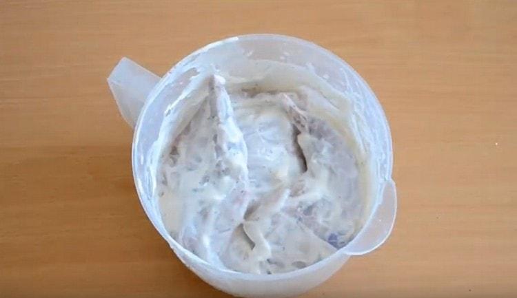 Afegiu la maionesa i barregeu bé la carn, deixeu-ho 20 minuts més.