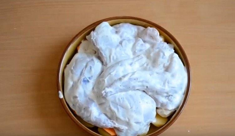 Poseu els trossos del conill a la marinada a la planta de dalt.