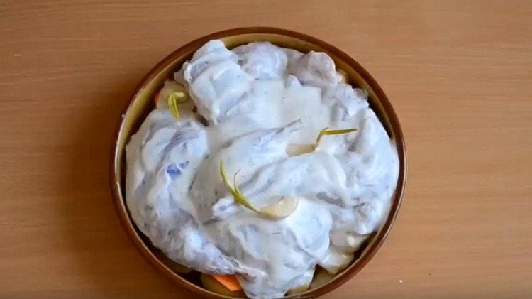 Entre els trossos de carn repartim els grans d'all.