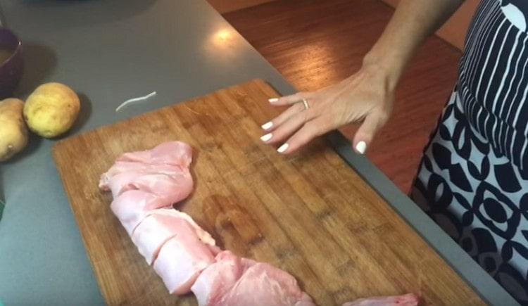 Vi vasker kaninkroppen og skærer den i portioner.