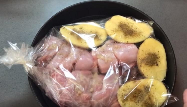 Bind enderne på ærmerne og send skålen til at bage i ovnen.