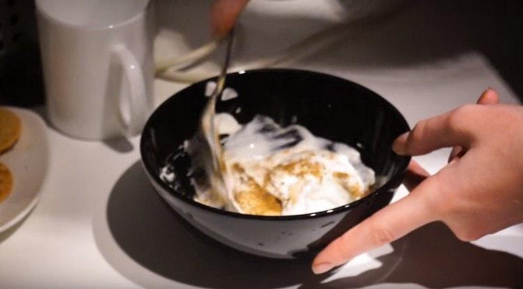 Saure Sahne, Senf, schwarzen Pfeffer und Salz in einer Schüssel mischen.