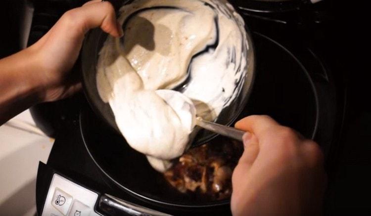 Die resultierende Soße wird mit Zwiebeln in einem langsamen Kocher zum Fleisch gegeben.