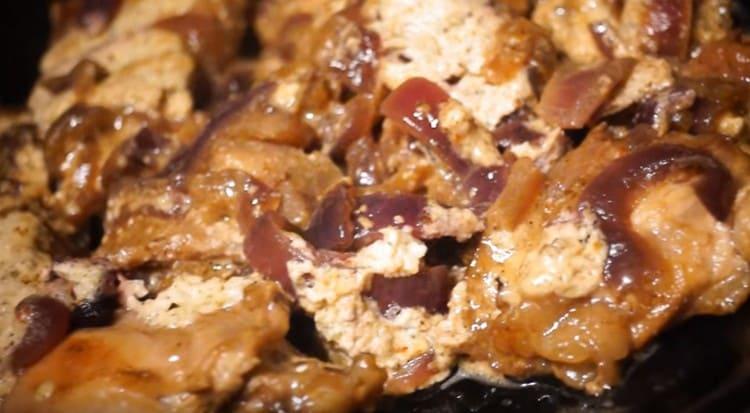 Das Kaninchen in Sauerrahm in einem Slow Cooker ist fertig.