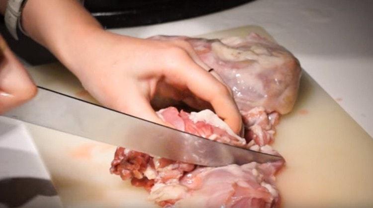 Das Kaninchen in Stücke schneiden.