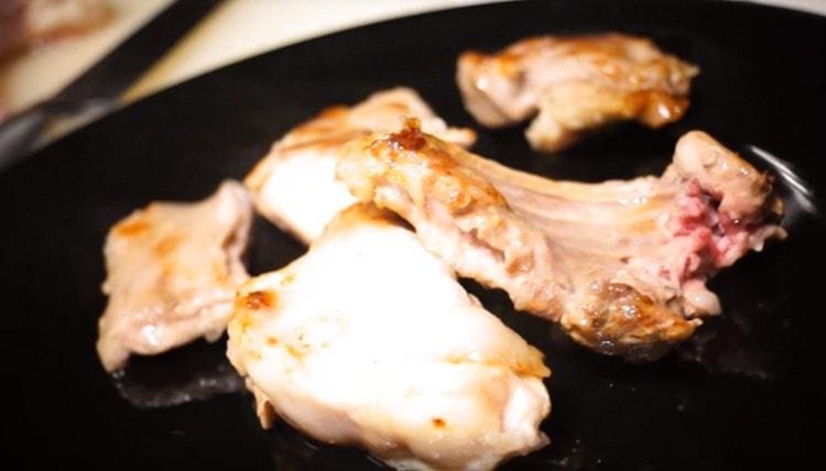 Den Hasen anbraten und die Stücke herausnehmen.