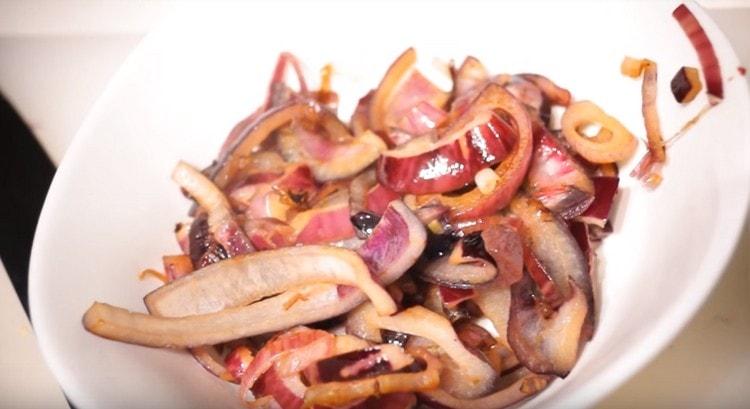 Nehmen Sie die gebratenen Zwiebeln für eine Weile aus dem Multikocher.