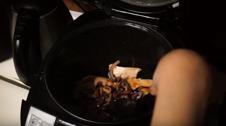 Wir geben das Kaninchen in die Schüssel des Geräts zurück und fügen dann die gebratenen Zwiebeln hinzu.