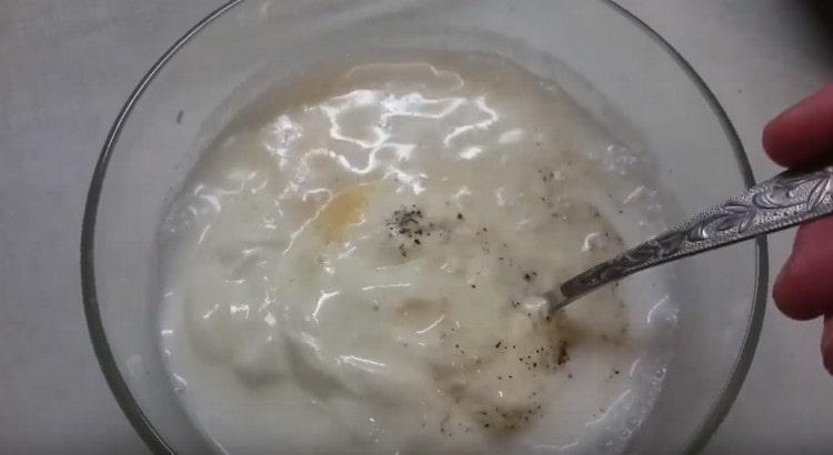 Gătit sos de smântână pentru farfurie.