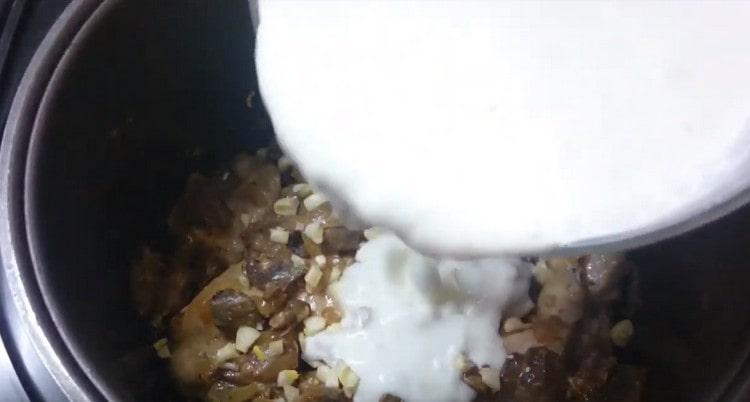 Adăugați usturoiul, turnați sosul.