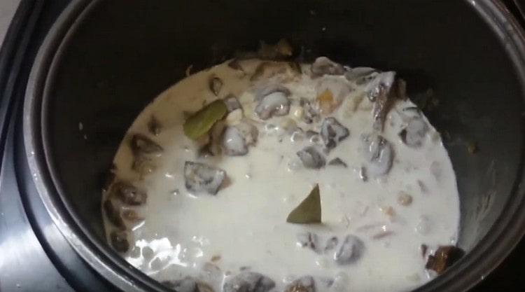 Adăugați frunza de dafin și închideți capacul multicooker.