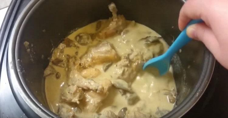 Iepurele gătit într-un aragaz lent se dovedește a fi foarte tandru și se potrivește bine cu diferite feluri laterale.