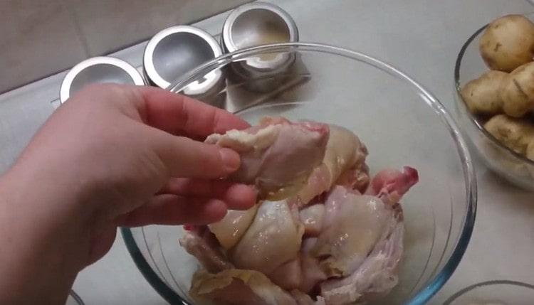 Taiem iepurele în bucăți, îndepărtăm grăsimea inutilă. de film.