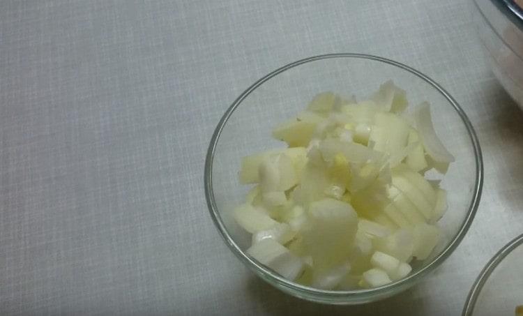 Se toacă fin ceapa.