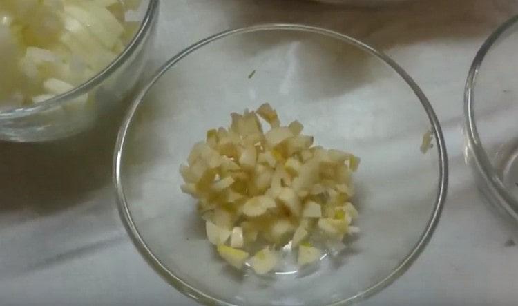 Se macină usturoiul.