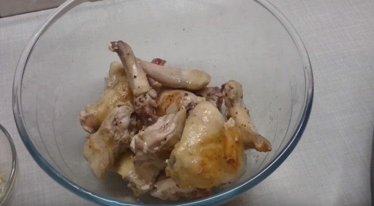 Deocamdată, mutăm iepurele din multicooker pur și simplu pe o farfurie.