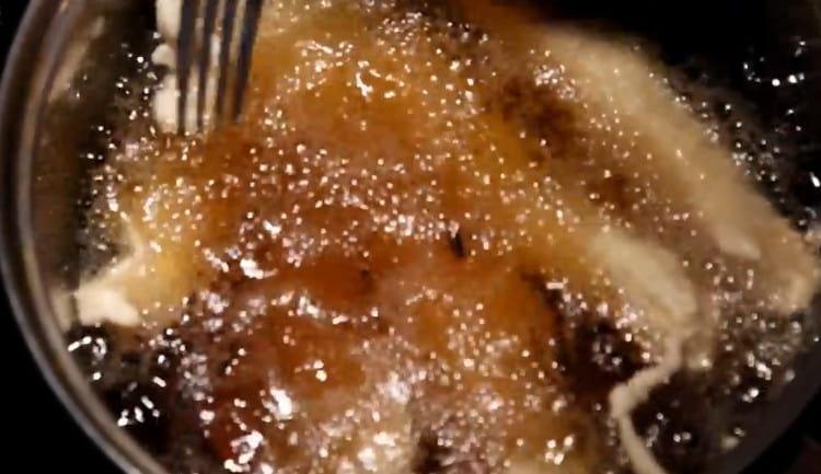 Bucățile de carne trebuie întoarse cu o furculiță, astfel încât să fie bine fierte pe toate părțile.