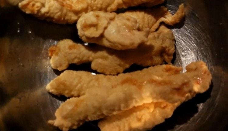 Aici avem un fel de delicios filet de pui în cuptor.