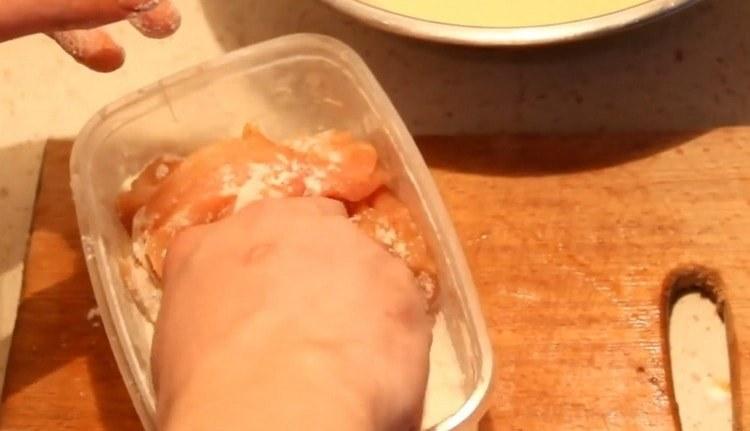 Rotiți feliile de file în făină.