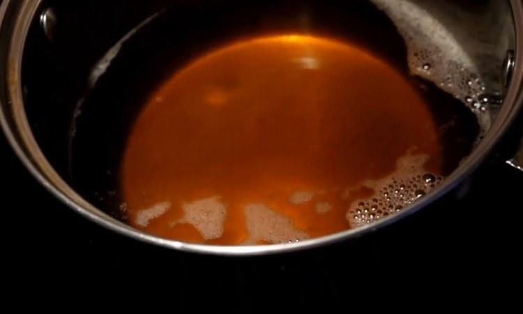 Încălziți bine uleiul într-o cratiță.