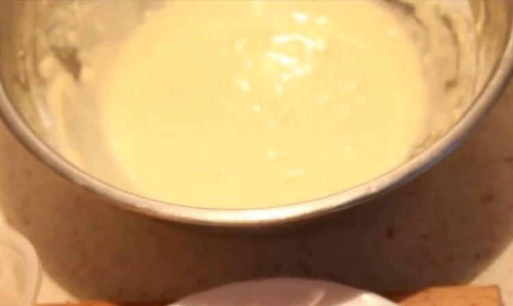 Cu un bici, amestecați bătătorul, obținând o consistență omogenă.