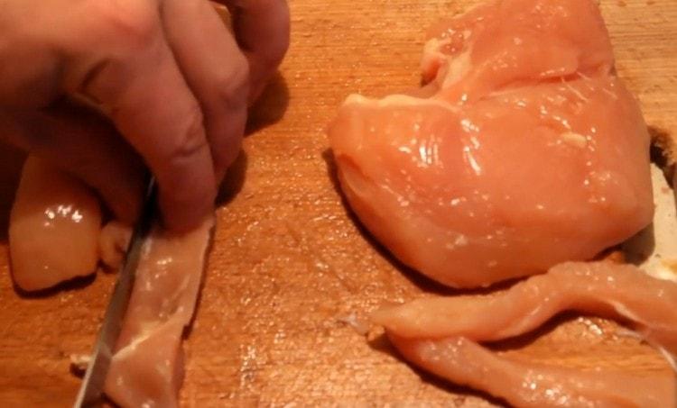 Tăiați fileul în felii subțiri lungi.