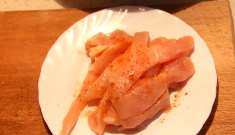 Se presară carnea cu condimente și se amestecă.