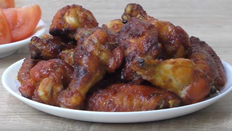 Тук можете да готвите такива пилешки крилца във фурната с коричка в собствената си кухня.