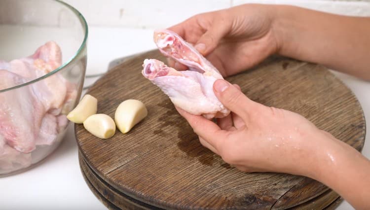 Si es vol, es renten bé les ales, es tallen en dues parts.